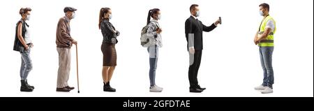 Ganzkörperaufnahme von Menschen in der Schlange, die Schutzmasken tragen und Impfzertifikate einem Sicherheitsbeamten zeigen, der auf weißem Hintergrund isoliert ist Stockfoto