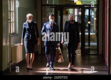 Berlin, Deutschland. August 2021. Stephanie Gräfin Brügge-von Pfuel (r), ehemalige bayerische Kommunalpolitikerin, kommt zu Beginn eines Verfahrens wegen unfreiwilligen Totschlags als Mitklägerin in einen Gerichtssaal im Landgericht Tiergarten. Nach dem Tod eines Fußgängers, des Sohnes der Gräfin, steht ein mutmaßlicher Autospeeder vor Gericht. Quelle: Christophe Gateau/dpa/Alamy Live News Stockfoto