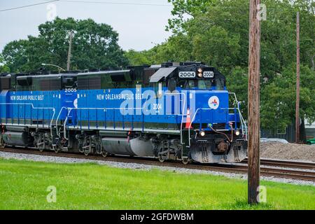 NEW ORLEANS, LA, USA - 29. MAI 2021: Die New Orleans Public Belt Railway Lokomotive fährt auf den Gleisen entlang des Deichs in Uptown New Orleans. Stockfoto