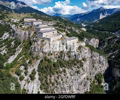 Mavic Drohnenaufnahmen von Fort Victor-Emmanuel vom Barrière de L'esseillon, Modane, Frankreich Stockfoto