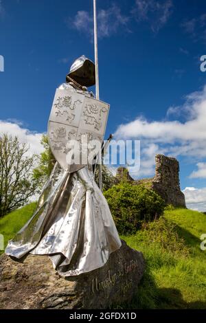 Großbritannien, Wales, Carmarthenshire, Llandovery, Castle, Statue aus Edelstahl von Llywelyn AP Gruffudd von Toby und Gideon Petersen Stockfoto