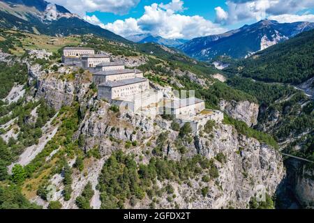 Mavic Drohnenaufnahmen von Fort Victor-Emmanuel vom Barrière de L'esseillon, Modane, Frankreich Stockfoto