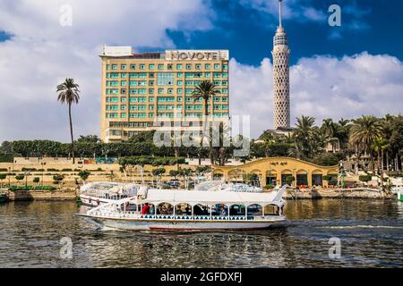 Kairo Ägypten - Jan 31, 2020:die touristischen Boote auf dem Nil in Kairo Stadt, Ägypten. Stockfoto