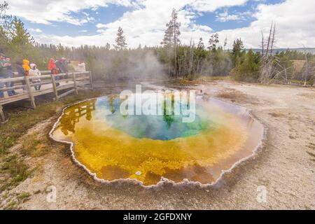 YELLOWSTONE PARK, USA - 28. AUGUST: Touristen besuchen das Morning Glory Thermalbad im Yellowstone Nationalpark, Wyoming Stockfoto