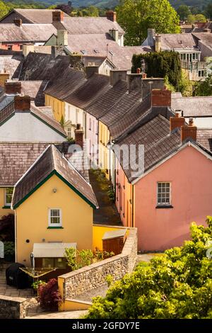 Großbritannien, Wales, Carmarthenshire, Llandovery, Castle Street, Pastellfarbene Häuser auf geschwungener Straße, vom Burghügel Stockfoto