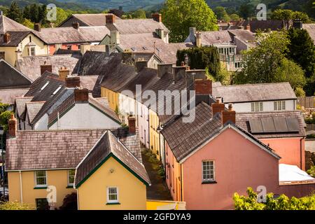 Großbritannien, Wales, Carmarthenshire, Llandovery, Castle Street, Pastellfarbene Häuser auf geschwungener Straße, vom Burghügel Stockfoto