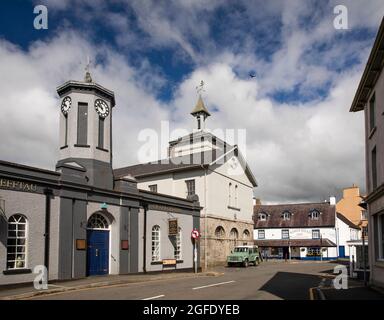 Großbritannien, Wales, Carmarthenshire, Llandovery, Stone Street, Crafts Center, Rathaus und Kings Head Inn, Heimat der Black Ox Bank Stockfoto