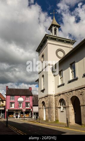 Großbritannien, Wales, Carmarthenshire, Llandovery, Market Square, Town Hall und Stone Street Geschäfte Stockfoto