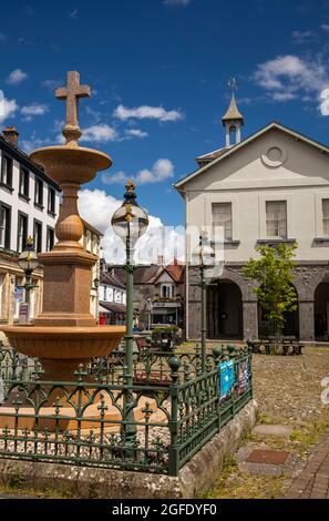 Großbritannien, Wales, Carmarthenshire, Llandovery, Market Square, DR Frederick Williams Lewis Gedenkbrunnen Stockfoto