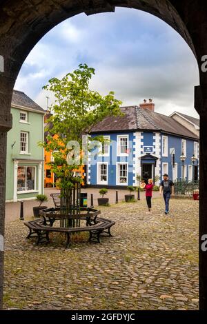 Großbritannien, Wales, Carmarthenshire, Llandovery, Market Square von Town Hall Arches Stockfoto