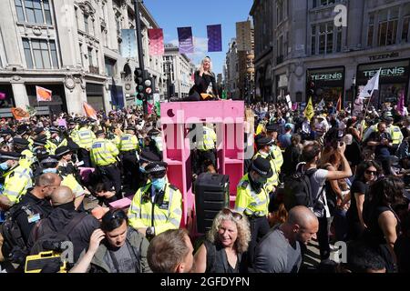 Demonstranten während eines Protestes von Mitgliedern des Extinction Rebellion im Oxford Circus im Zentrum von London. Bilddatum: Mittwoch, 25. August 2021. Stockfoto