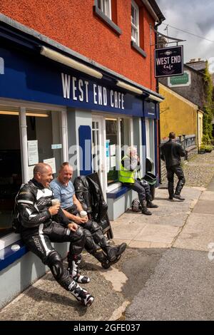 Großbritannien, Wales, Carmarthenshire, Llandovery, Broad Street, Motorradfahrer vor dem West End Cafe Stockfoto