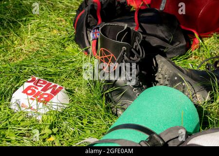 Punk Stiefel Schuhe McDonald's Big Mac Box Stillleben Stockfoto