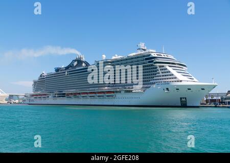 Das Kreuzschiff MSC Seashore beendete den Andockbetrieb während seines ersten Anschlusses im Hafen von Barcelona am 5. August 2021. Stockfoto