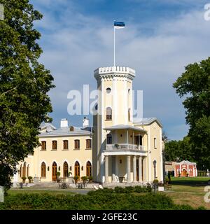 Meeremoisa, Estland - 12. August 2021: Blick auf die Burg des Landguts Keila-Joa im Norden Estlands Stockfoto