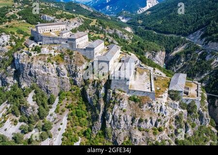 Mavic Drohnenaufnahmen von Fort Victor-Emmanuel vom Barrière de L'esseillon, Modane, Frankreich Stockfoto