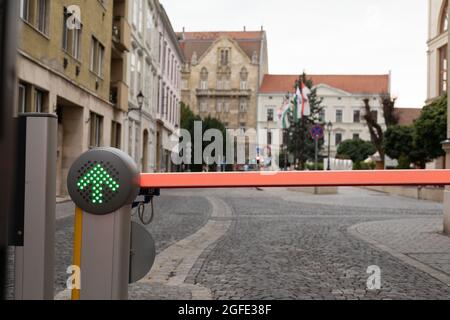 Automatische Autobarriere auf dem Parkplatz im Wohngebiet. Stockfoto
