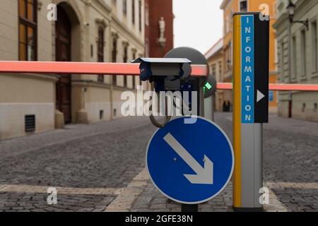 Automatische Autobarriere auf dem Parkplatz im Wohngebiet. Stockfoto
