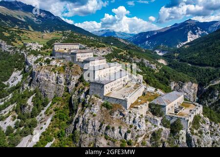 Mavic Drohnenaufnahmen von Fort Victor-Emmanuel vom Barrière de L'esseillon, Modane, Frankreich Stockfoto