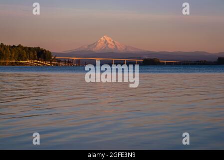 Mt Hood, Oregon, über dem Columbia River bei Sonnenuntergang von Vancouver Washington, Pazifischer Nordwesten der USA Stockfoto