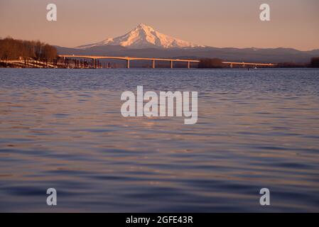 Wunderschöne Aussicht auf Mt Hood und den Columbia River bei Sonnenuntergang in Portland, Oregon Stockfoto