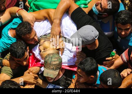 Gaza, Palästina. August 2021. (ANMERKUNG DER REDAKTION: Das Bild zeigt den Tod) die Leiche von Osama Deij, der an einer Wunde starb, die er während eines anti-israelischen Protestes am Grenzzaun zwischen Israel und Gaza letzte Woche während seiner Beerdigung im Flüchtlingslager Jabalia im nördlichen Gazastreifen erlitten hatte. Kredit: SOPA Images Limited/Alamy Live Nachrichten Stockfoto
