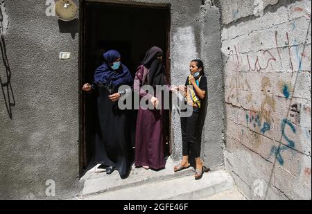 Gaza, Palästina. August 2021. Die Schwester von Osama Deij weint nach ihrem Bruder, nachdem sie ihn bei seinem Begräbnis verabschiedet hatte, der an einer Verletzung starb, die er während eines anti-israelischen Protestes am Grenzzaun zwischen Israel und Gaza letzte Woche während seiner Beerdigung im Flüchtlingslager Jabalia im nördlichen Gazastreifen erlitten hatte. Kredit: SOPA Images Limited/Alamy Live Nachrichten Stockfoto