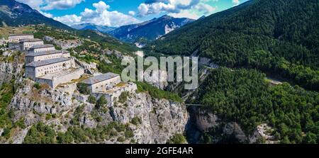 Mavic Drohnenaufnahmen von Fort Victor-Emmanuel vom Barrière de L'esseillon, Modane, Frankreich Stockfoto