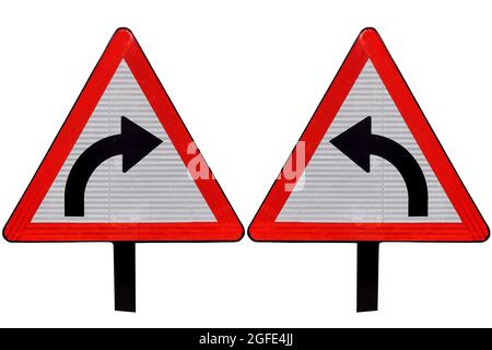 Links und rechts zwei Verkehrskreises U-Turn-Schild mit Pfosten auf weißem Hintergrund. Stockfoto