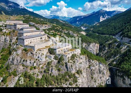 Mavic Drohnenaufnahmen von Fort Victor-Emmanuel vom Barrière de L'esseillon, Modane, Frankreich Stockfoto