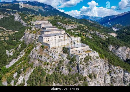 Mavic Drohnenaufnahmen von Fort Victor-Emmanuel vom Barrière de L'esseillon, Modane, Frankreich Stockfoto