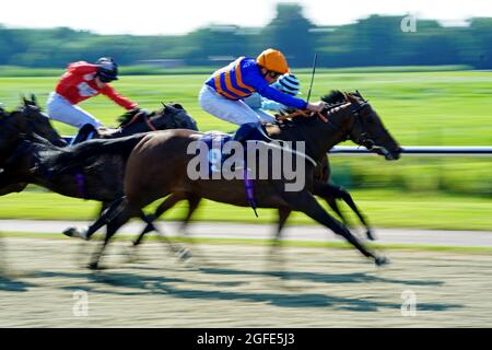 Turn Back Time mit William Buick gewinnt den Sky Sports Racing Sky 415/ EBF, der die Einsätze von Jungfrauen auf der Rennbahn Lingfield Park einschränkt. Bilddatum: Mittwoch, 25. August 2021. Siehe PA Story RACING Lingfield. Bildnachweis sollte lauten: Adam Davy/PA Wire. EINSCHRÄNKUNGEN: Die Nutzung unterliegt Einschränkungen. Nur redaktionelle Verwendung, keine kommerzielle Nutzung ohne vorherige Zustimmung des Rechteinhabers. Stockfoto