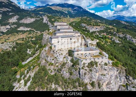 Mavic Drohnenaufnahmen von Fort Victor-Emmanuel vom Barrière de L'esseillon, Modane, Frankreich Stockfoto