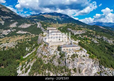 Mavic Drohnenaufnahmen von Fort Victor-Emmanuel vom Barrière de L'esseillon, Modane, Frankreich Stockfoto