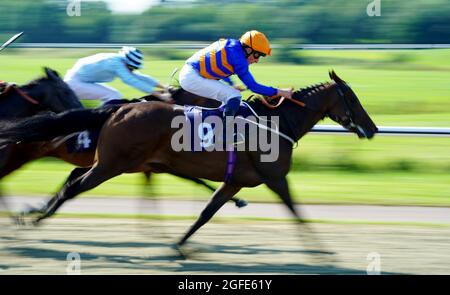 Turn Back Time mit William Buick (rechts) gewinnt den Sky Sports Racing Sky 415/EBF, der die Einsätze von Jungfrauen auf der Rennbahn Lingfield Park einschränkt. Bilddatum: Mittwoch, 25. August 2021. Siehe PA Story RACING Lingfield. Bildnachweis sollte lauten: Adam Davy/PA Wire. EINSCHRÄNKUNGEN: Die Nutzung unterliegt Einschränkungen. Nur redaktionelle Verwendung, keine kommerzielle Nutzung ohne vorherige Zustimmung des Rechteinhabers. Stockfoto