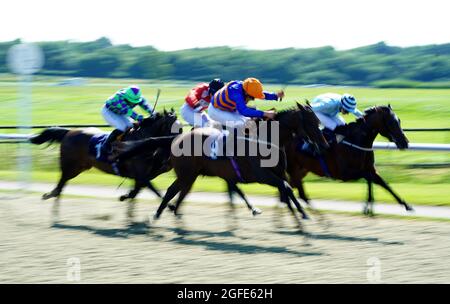 Turn Back Time mit William Buick (Mitte) gewinnt den Sky Sports Racing Sky 415/EBF, der die Einsätze der Jungfrauen auf der Rennbahn Lingfield Park einschränkt. Bilddatum: Mittwoch, 25. August 2021. Siehe PA Story RACING Lingfield. Bildnachweis sollte lauten: Adam Davy/PA Wire. EINSCHRÄNKUNGEN: Die Nutzung unterliegt Einschränkungen. Nur redaktionelle Verwendung, keine kommerzielle Nutzung ohne vorherige Zustimmung des Rechteinhabers. Stockfoto