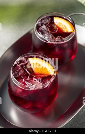 Erfrischender kalter Rotwein-Spritzer mit Orangenscheibe Stockfoto