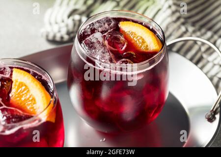 Erfrischender kalter Rotwein-Spritzer mit Orangenscheibe Stockfoto