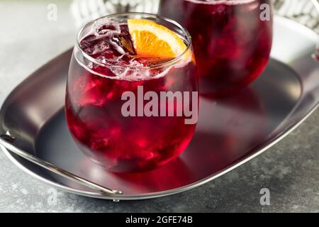 Erfrischender kalter Rotwein-Spritzer mit Orangenscheibe Stockfoto