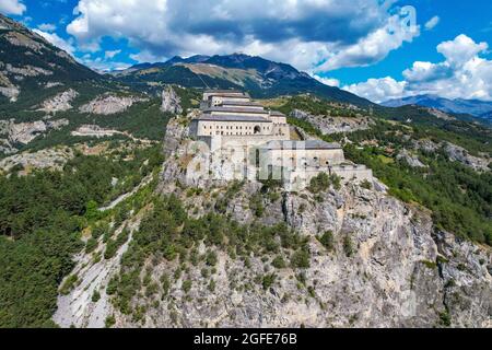 Mavic Drohnenaufnahmen von Fort Victor-Emmanuel vom Barrière de L'esseillon, Modane, Frankreich Stockfoto