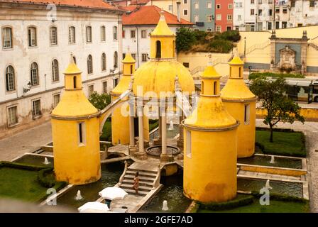 Wolkiger Tag in Coimbra, ein Blick von oben auf den Manga-Kreuzgang-Garten mit einem Brunnen - Jardim da Manga, Portugal Stockfoto