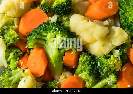 Gesundes Bio-gedünstetes Gemüse mit Karotten Blumenkohl und Broccoli Stockfoto