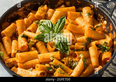 Gesunde hausgemachte Vodka Rigatoni Pasta mit Käse und Basilikum Stockfoto