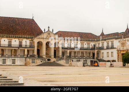 Universität von Coimbra Juristische Fakultät auf dem leeren Platz Paco das Escolas an einem bewölkten Tag - Coimbra, Portugal Stockfoto