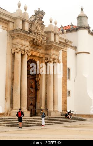 Touristen in der Nähe des prächtigen dekorativen Eingangs der Biblioteca Joanina Bibliothek im Paco das Escolas der Universität von Coimbra - Vertical, P Stockfoto