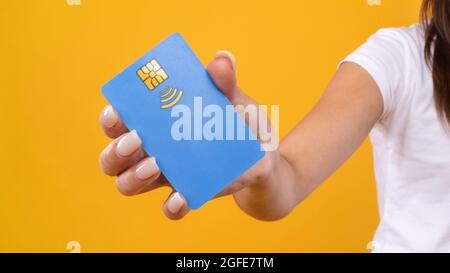Nahaufnahme einer Frau, die eine Plastikkreditkarte in der Hand hält Stockfoto