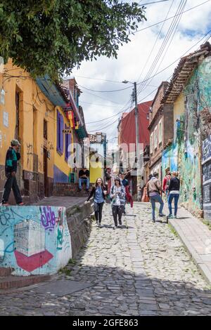 BOGOTA, KOLUMBIEN - 24. SEPTEMBER 2015: Straße im Zentrum von Bogota, Viertel La Candelaria. Stockfoto