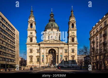 Ungarn, Budapest, März 2020, urbane Szene in einer Straße, die zur St.-Stephans-Basilika führt Stockfoto