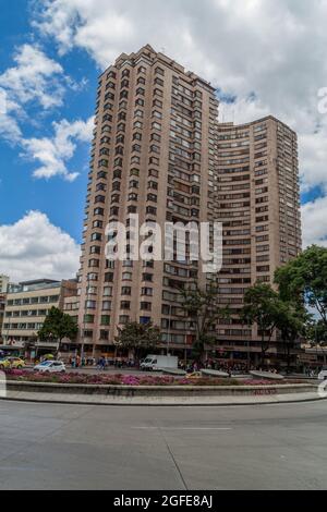 BOGOTA, KOLUMBIEN - 24. SEPTEMBER 2015: Großer Apartmentblock in Bogota. Stockfoto