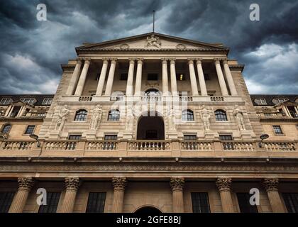 Bank of England unter Sturmwolken. Threadneedle Street, London, England, Vereinigtes Königreich Stockfoto
